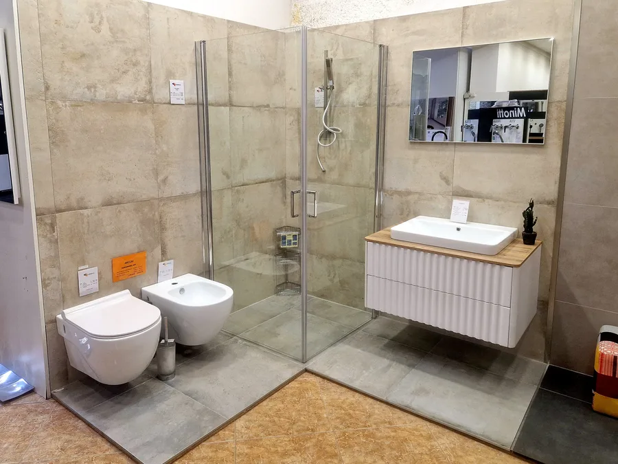 Ambijent kupaonice s walk-in tušem i sanitarijama